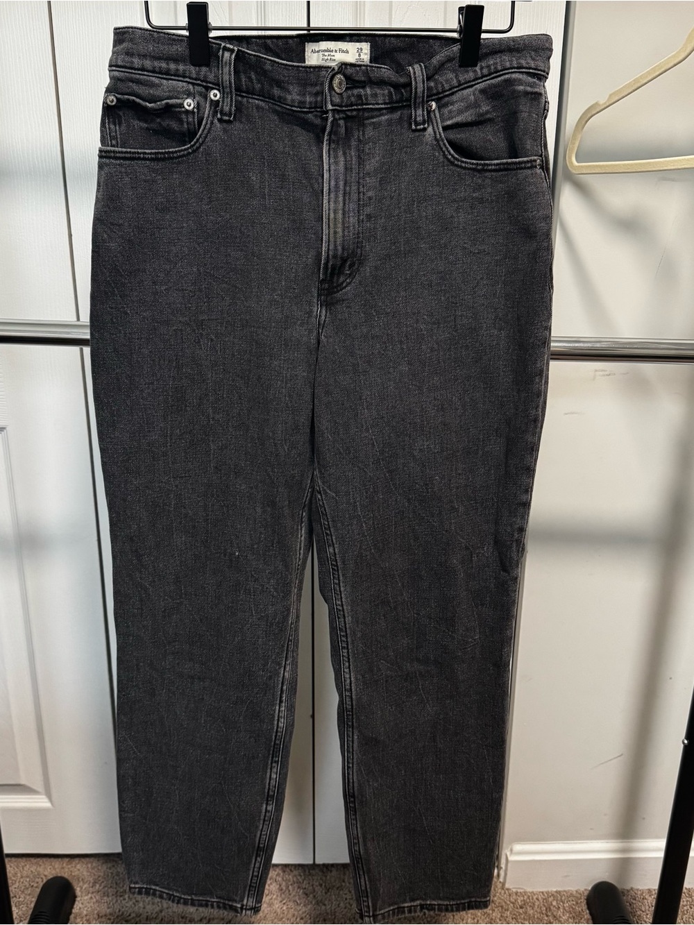 A&F - The Mom High Rise Jeans in Black Fade - 29/8